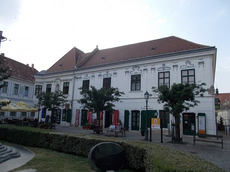 Keddtől visszaáll az eredeti forgalmi rend a Jókai és az Oskola utcában